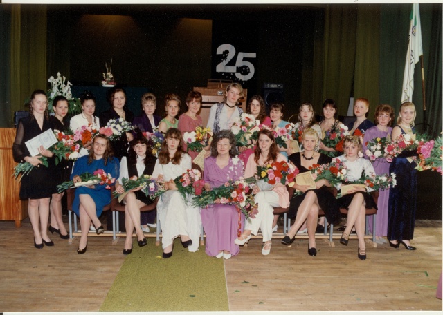 värvifoto Paide Kutsekeskkooli lõpupilt 1996