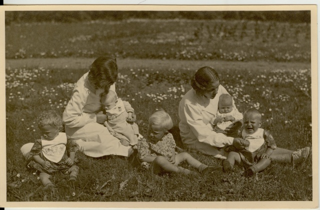 foto väikesed lapsed hoidjatega 1920-30-ndad