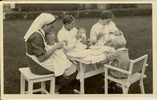 foto väikelaste toitmine 1920-30-ndad