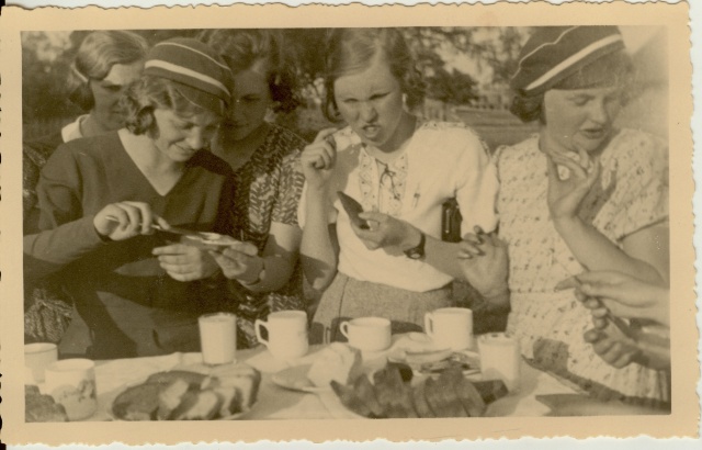 foto Gümnaasiumi neiud piknikul 1935