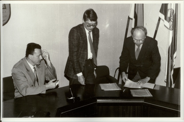 foto Järvamaa haigla ja linnade-valdade lepingu allkirjastamine  1994