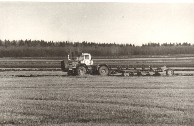 foto traktor põllul kündmas 1994