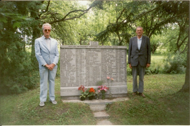 värvifoto mälestusmärk Lõõla algkooli pargis 1997