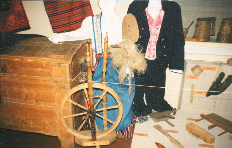 värvifoto Järvamaa Muuseumi entograafia-alane väljapanek 1996