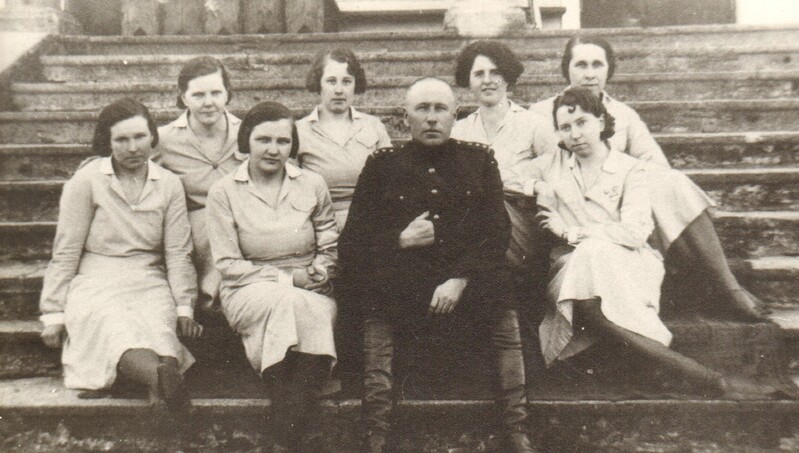 fotokoopia August Rose koos naiskodukaitsjatega Imavere mõisa trepil