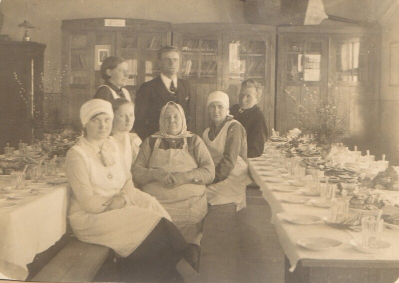 foto kaetud lauad Lõõla koolimajas