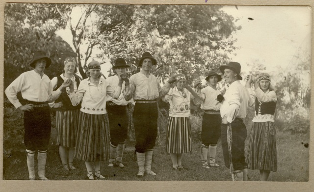 foto rahvatantsijad Lõõla