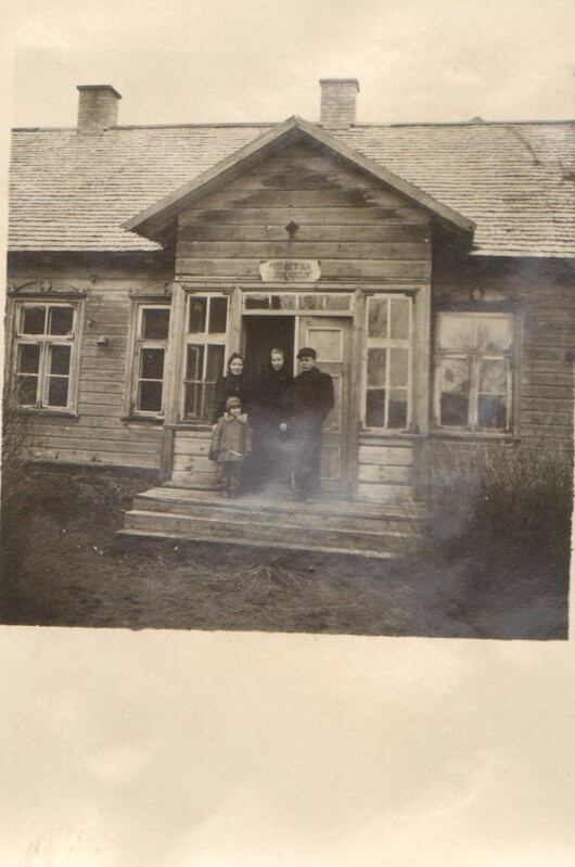 2 fotot Lõõla koolimaja 1950-ndad