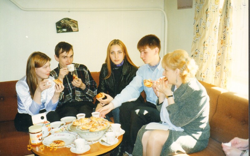 värvifoto Ajalooliste kostüümide näitus Narvast   Järvamaa Muuseumis 1999