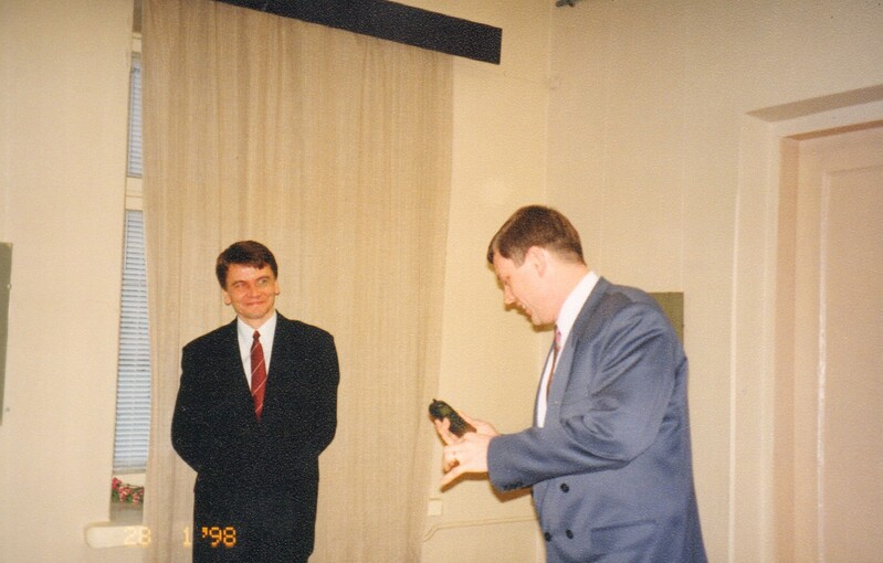 värvifoto Tammsaare Muuseumi sünnipäeva tähistamine Järvamaa Muuseumis 1998