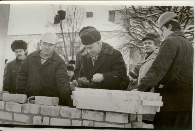 foto Türi postimaja juurdeehituse nurgakivi panek 1984