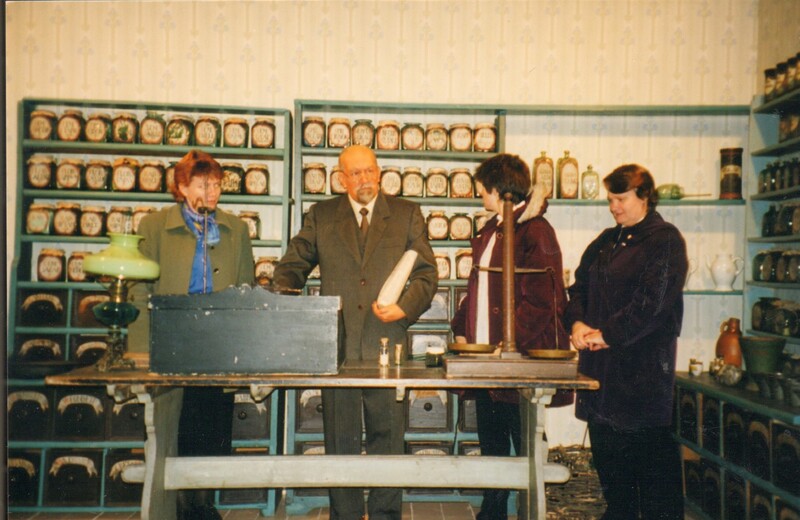 värvifoto Iisaku muuseumi töötajad külas Järvamaa Muuseumis 2000