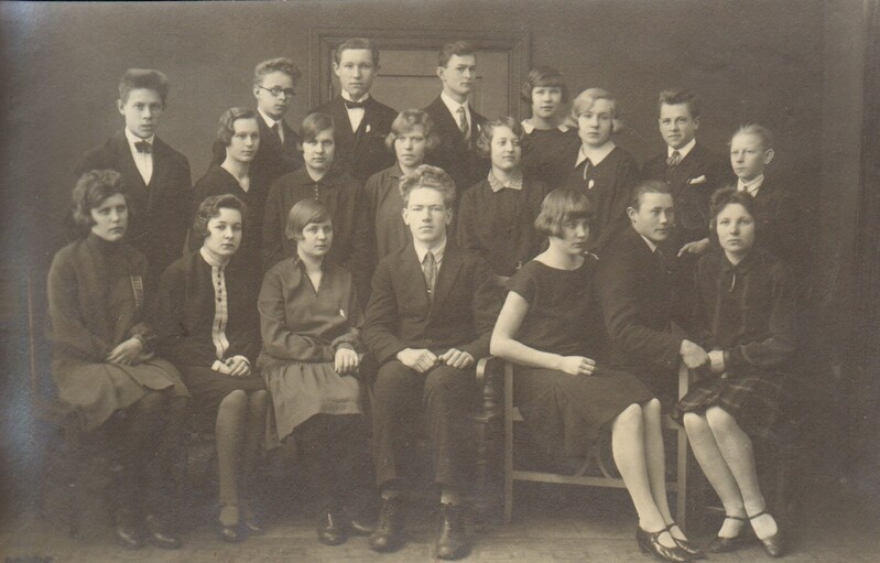 foto albumis näidendi Doktor Ameerikast tegelased Paide 1928