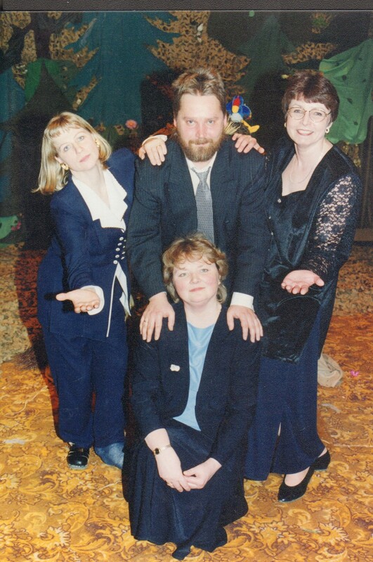 värvifoto humoorikal grupipildil Urmas Sisask 1998