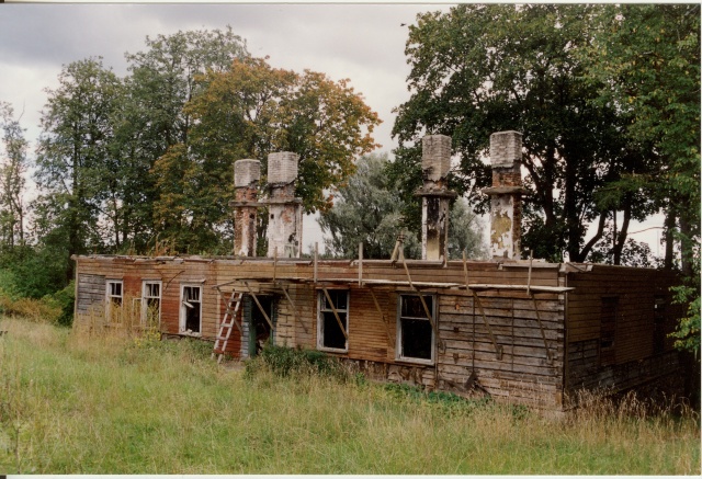 värvifoto Särevere endise vallamaja varemed 2000