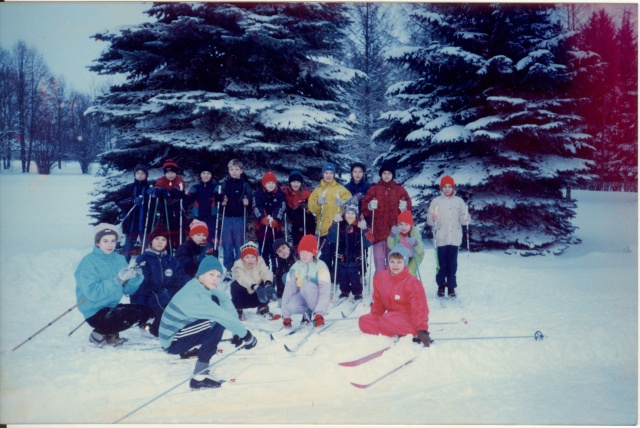 värvifoto suusatajad pargis Türi 2000