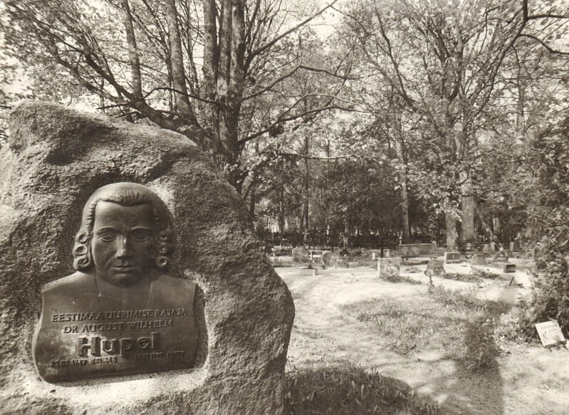 foto Reopalu kalmistu korrastamine muinsuskaitsepäeval 1988