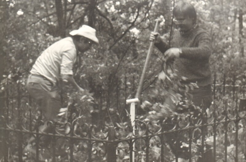 foto Reopalu kalmistu korrastamine muinsuskaitsepäeval 1988