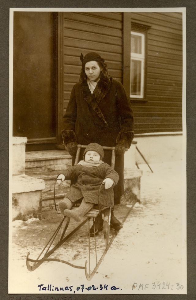 foto albumis väike Enn Reiljan Tallinnas  soome kelgul 1934