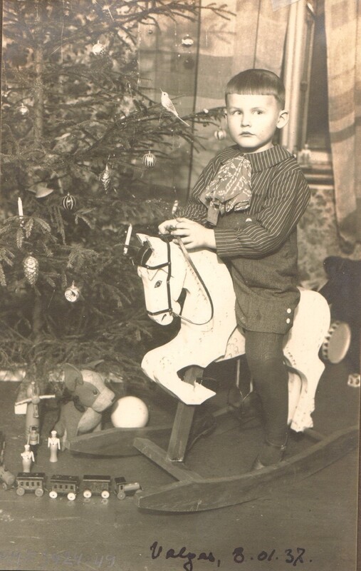 foto albumis Enn Reiljan kiikhobusel Valgas 1937