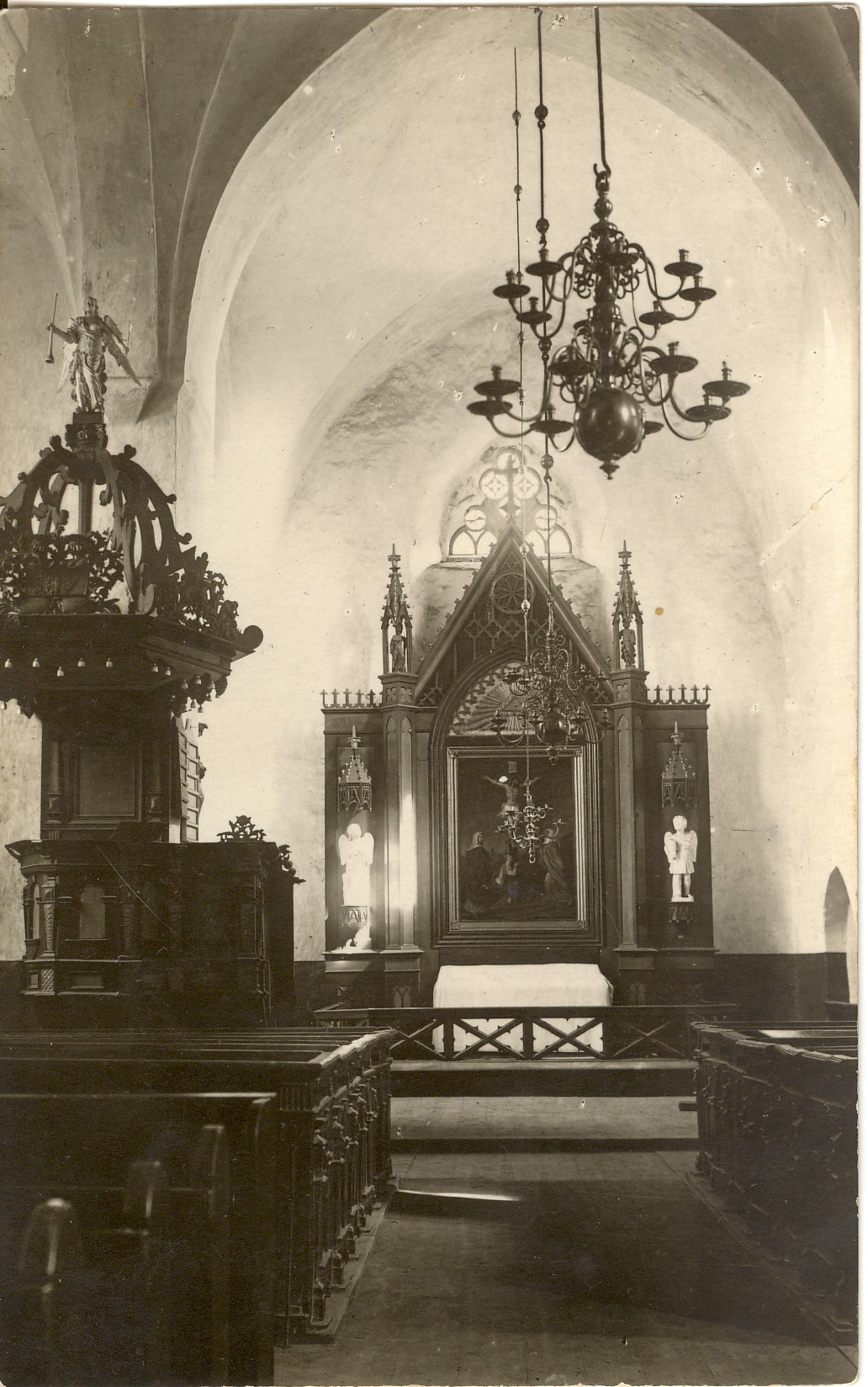 Ambla kiriku altar ja kantsel
