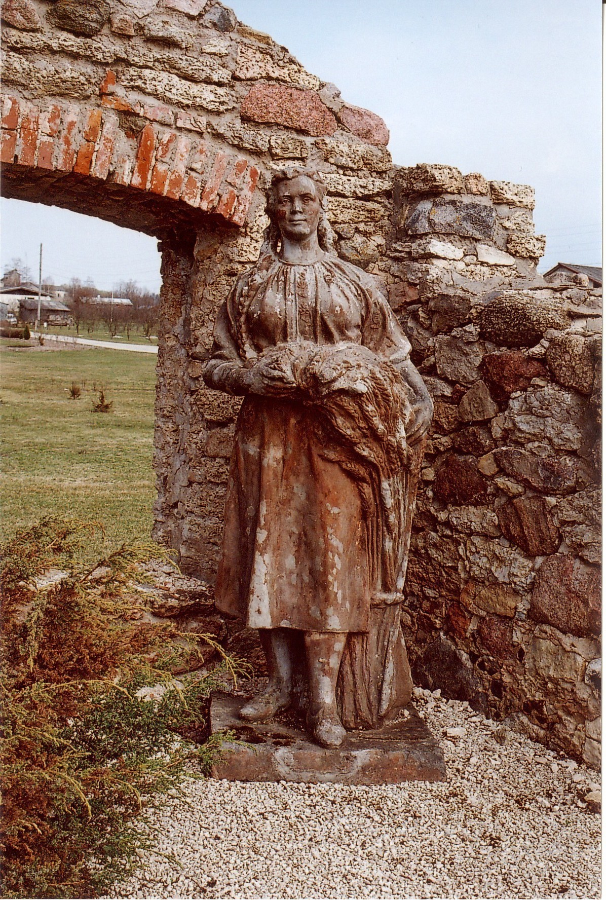 skulptuur varemete juures Albus