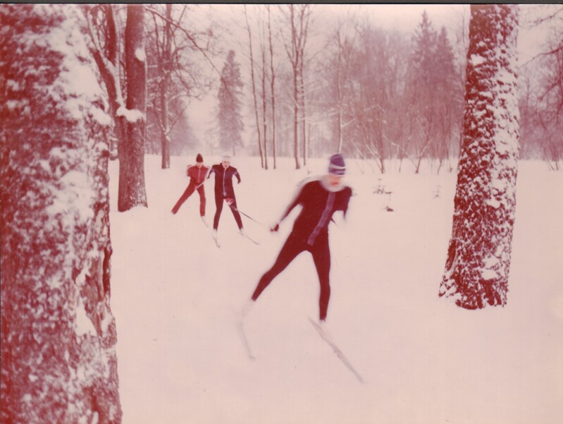 foto,  Jäneda ST suusatajad metsateel  1980-  1990-ndatel a.