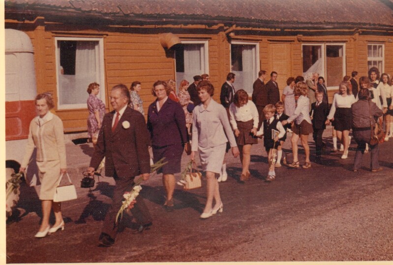 foto, Paide 1. Keskkooli 1.septembri rongkäik Vallimäelt kooli 1974. a.