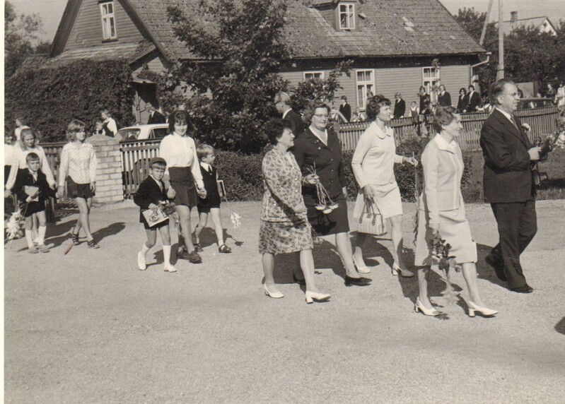 foto, Paide 1. Keskkooli 1.septembri rongkäik Vallimäelt kooli 1974. a.