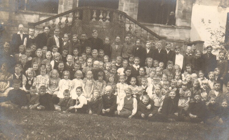 foto, õpilased Purdi mõisa ees