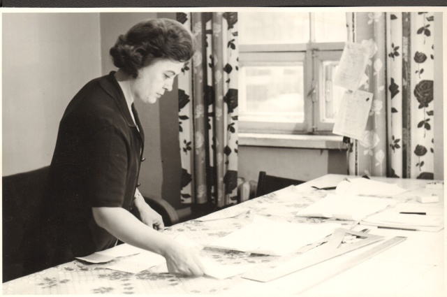 foto, Teeninduskombinaat "Järva" Türi Moeateljee juurdelõikaja Asta Kukepala tööl  1975.a.