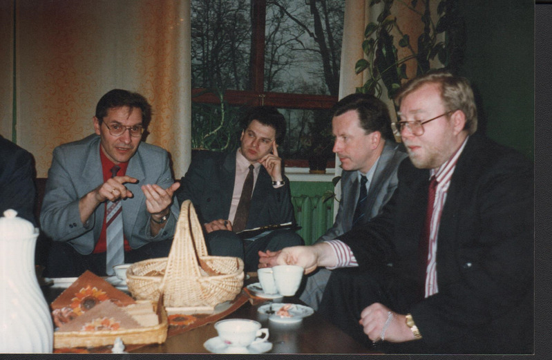 foto Peaminister Mart Laar külastamas Päinurme Eriinternaatkooli 1994.a.