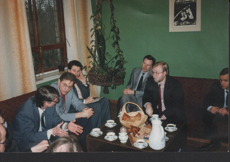 foto Peaminister Mart Laar külastamas Päinurme Eriinternaatkooli 1994.a.