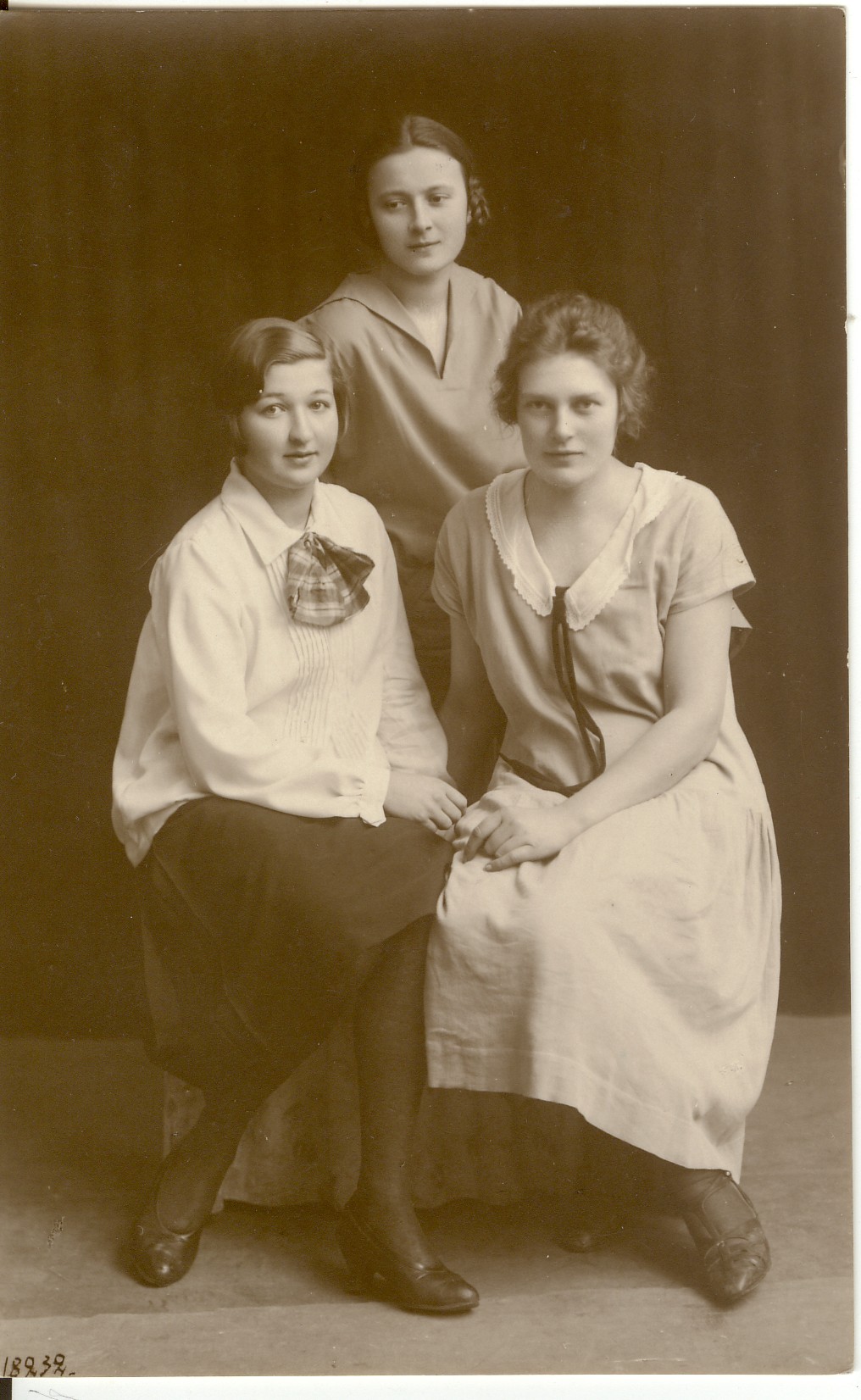 foto, Väätsa valla Lõõla küla 3 neidu -  Ella Mark keskel ja Linda Kärt vasakul 20.saj. esimesel poolel