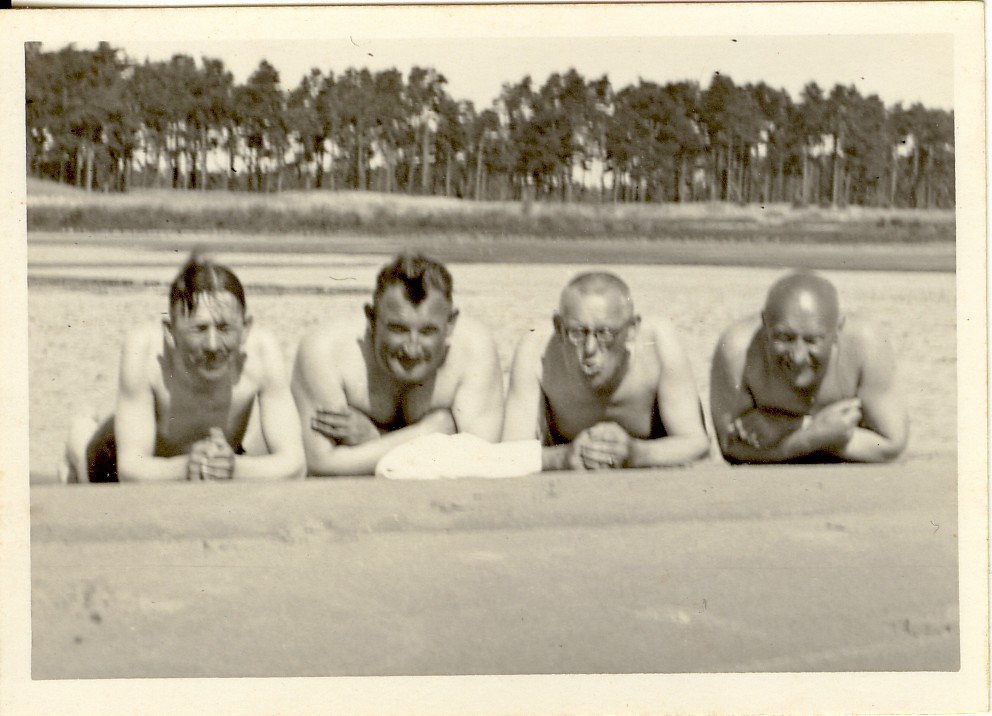 grupipilt, Narva-Jõesuus päevitamas 1938.a.,  vasakul pangaametnik Laube, tema kõrval dr. Naaris