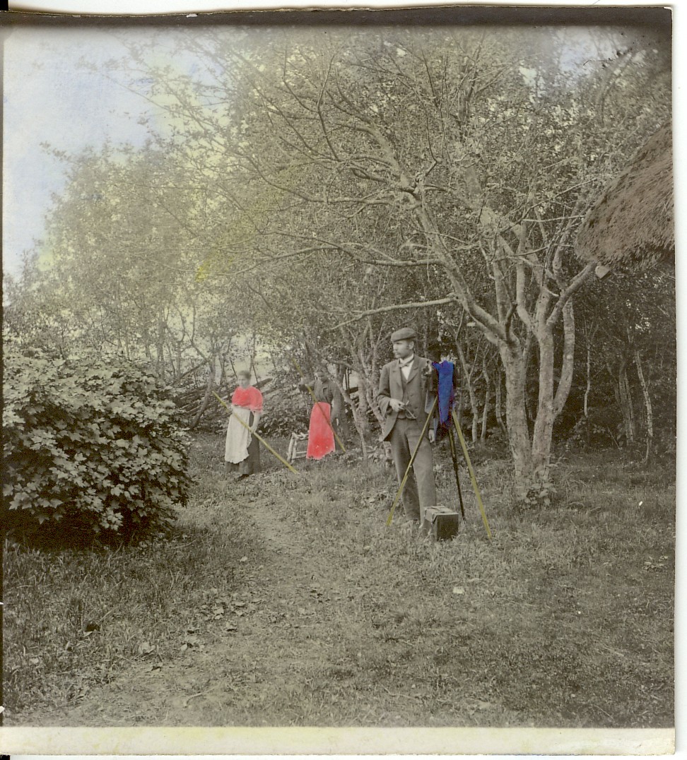 foto, kaks naist rehadega ja mees fotoaparaadiga 1920-30-ndatel a. Paides