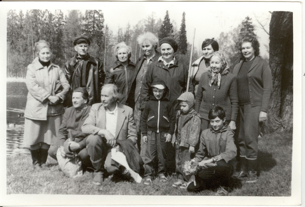 grupipilt, tööriietes inimesed 1970-ndatel Järvamaal, keskel ees Leo Rehela