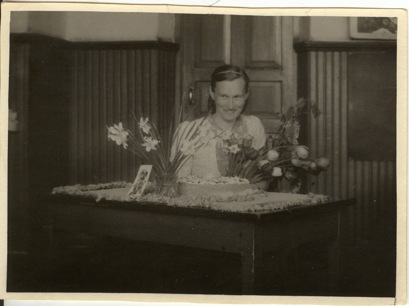 foto, Paide õpetaja Helmi Riesen istub laua taga 1950-ndatel a.