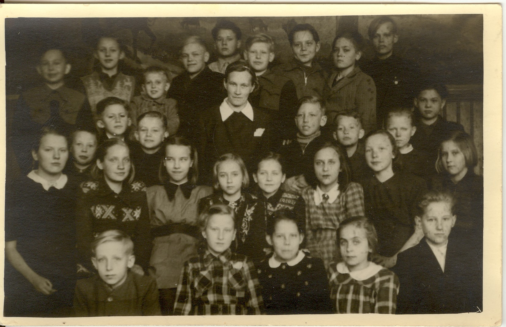 grupifoto, Paide õpetaja Helmi Riesen IV klassiga 1948.a.