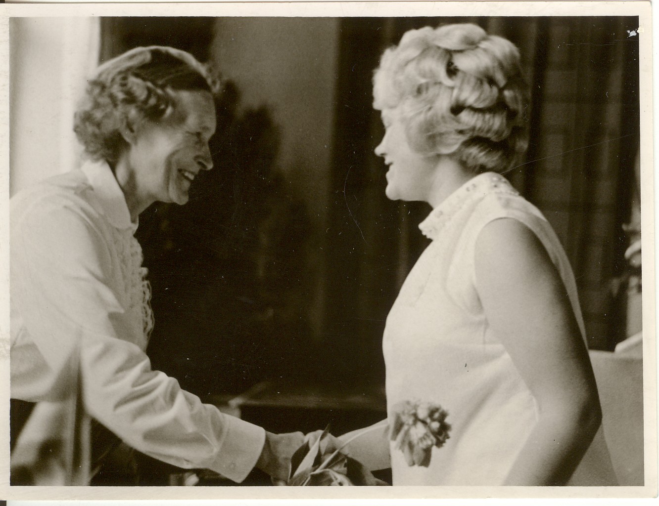 foto, Paide KK õppeakajuhataja H.Riesen õnnitleb koolilõpetaja Lea Saarsalu 1968.a.