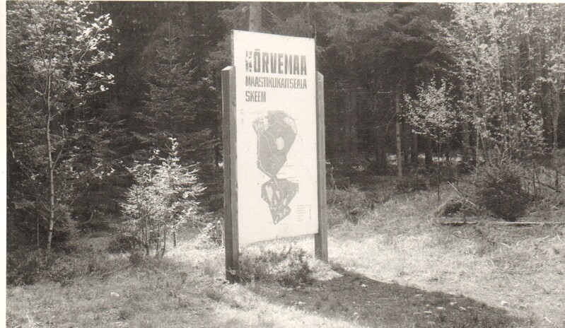 foto, Kõrvemaa mastikukaitseala tutvustav stend Albu-Ardu tee ääres  Järvamaal 1989.a.