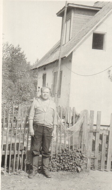 foto, Kõrgemäe metsavaht Vello Simmulmann kordoni ees 1989.a.