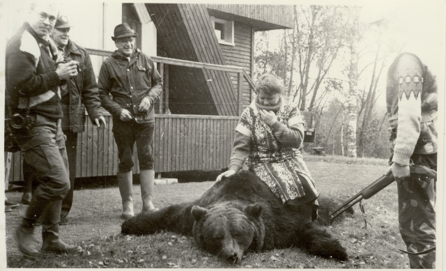 foto, mahalastud karu Väätsal 1987.a.