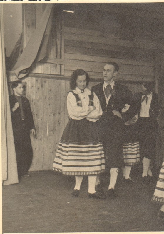 foto, Aravete isetegevuslased esinemas Tapa rajooni kunstilise isetegevuse ülevaatusel 1951.a.