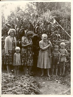 foto, õpetajad Helgi Remmelgas, Elli Ilomets, sm.Tael ja lapsed 1960.a. Koerus maisipõllu taustal