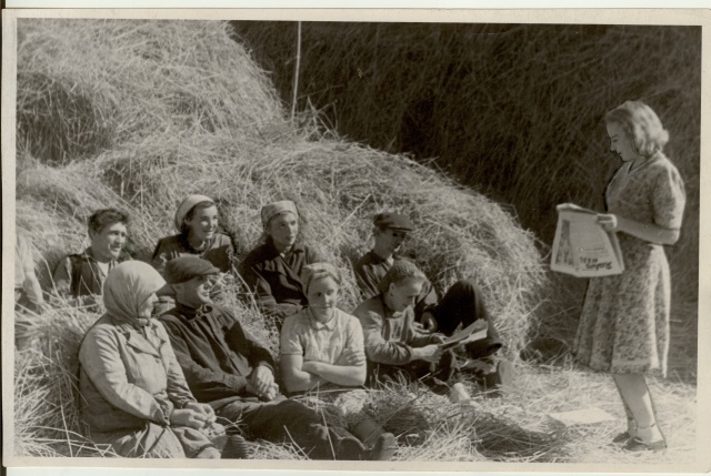 foto, ajalehe ettelugemine töö vaheajal Koigi valla Võitluse kolhoosis 1950.a.
