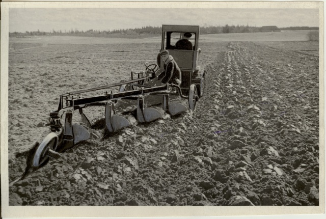 foto, suviviljapõllu künd Tapa rajooni Leegi kolhoosis 1955.a.