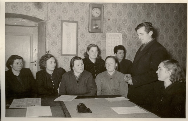 foto, Kaardiväelase kolhoosi parteiorg. sekretär räägib NLKP XX kongressist 1956.a.