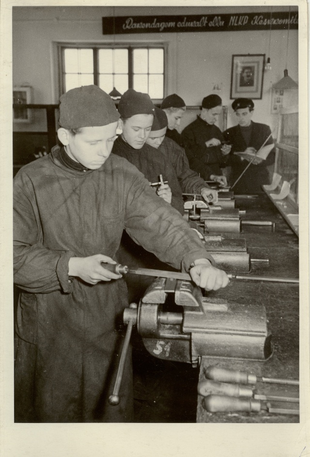 foto, Paide Tööstuskooli õpilased õpivad lukksepatööd 1956.a.