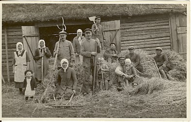 foto, inimesed Pleesi talu rehe all 1920-ndatel a.